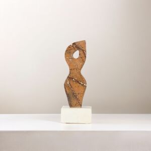 تحفة فنية من الرخام شكل كائن مميز بني وقاعدة ابيض