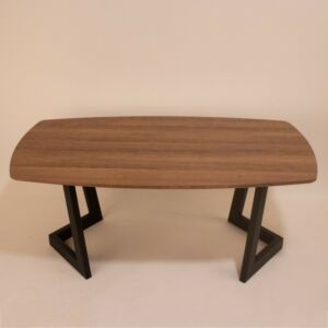 طاولة مجلس بسطح خشبي بقواعد حديد